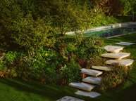 Swimmingpool an Natursteintreppe auf Staudenpflanzung | © Biegert GmbH, Leingarten