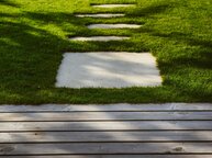 Holzdeck mit Schrittplatten im Rasen | © Biegert GmbH, Leingarten