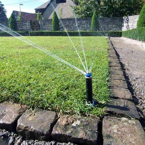Wiese mit Wassersprinkler | ©  Biegert Garten- und Landschaftsbau GmbH